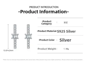 Vue macro de boucles d'oreilles géométriques en argent S925 avec zircons rectangulaires