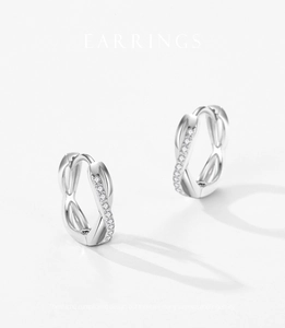 Vue détaillée des boucles d'oreilles créoles infini en argent S925 serties de pierres