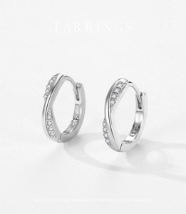 Détail de boucles d'oreilles créoles en argent S925 avec micro-sertissage de zircons