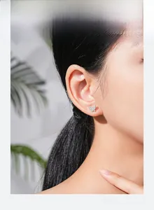 Détail des boucles d'oreilles papillon en argent sterling serties de zircons étincelants