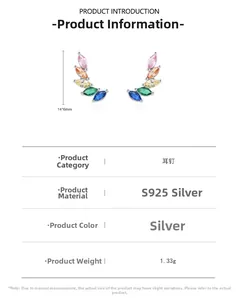 Detailansicht der Engelsflügel-Ohrstecker aus S925-Silber mit bunten Regenbogen-Zirkonia