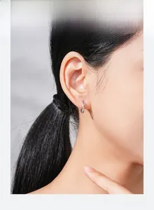 Vue détaillée des boucles d'oreilles infini en argent S925 avec pierres de zircon