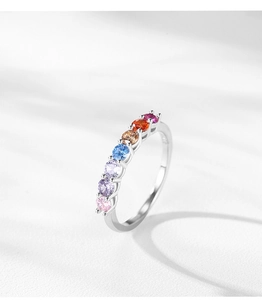 Detailansicht eines S925 Silberrings mit sieben regenbogenfarbenen Zirkoniasteinen besetzt