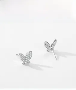 Vue détaillée des boucles d'oreilles papillon en argent S925 serties de zircons brillants