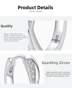 Détail macro d'une boucle d'oreille en argent S925 poli avec incrustation de zircon