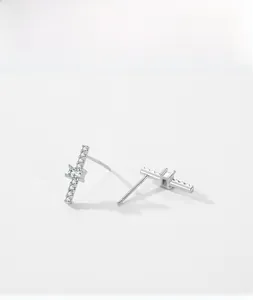 Vue macro de boucles d'oreilles géométriques en argent S925 avec pavé de zircons brillants