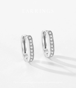 Détail de boucles d'oreilles créoles en argent 925 en forme de U avec pavé de zircons blancs