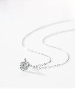 Vue macro d'un collier en argent S925 avec pendentif rond pavé de zircons cubiques
