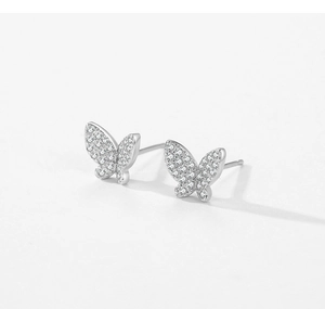 Détail de boucles d'oreilles papillon en argent S925 avec zircons cubiques scintillants