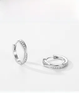 Détail de créoles torsadées en argent S925 avec micro-sertissage de zircons brillants