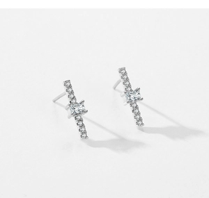 Vue macro de boucles d'oreilles en argent avec cristaux taille émeraude et pavé