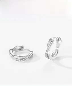 Détail de boucles d'oreilles créoles infini en argent S925 avec zircons scintillants