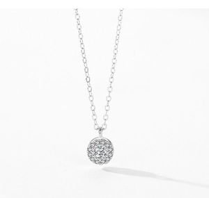 Détail macro du collier en argent S925 avec pendentif halo serti de zircons brillants