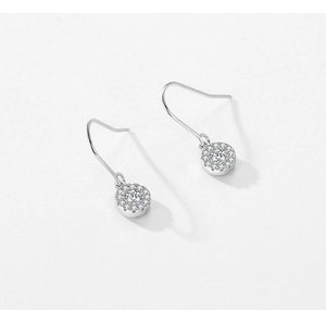 Détail des boucles d'oreilles halo en argent sterling 925 avec zircons brillants