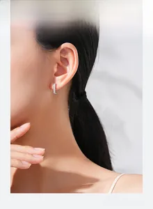 Détail d'une boucle d'oreille en argent S925 en forme de U avec micro-pavage de zircons
