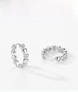 Vue détaillée des boucles d'oreilles cœur en argent S925 serties de zircons blancs fins