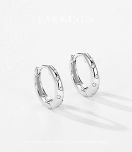 Dettaglio del marchio S925 e pavé di zirconi sugli orecchini a cerchio in argento sterling