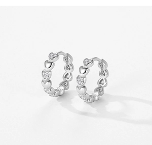 Détail macro de boucles d'oreilles cœur en argent S925 avec zircons micro-incrustés