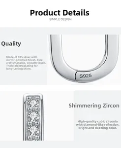 Détail macro du boucles d'oreilles U en argent 925 avec zircons et polissage miroir