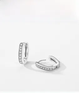 Détails macro des boucles d'oreilles en U en argent S925 avec zircons micro-pavés fins