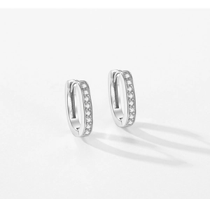 Vue détaillée de boucles d'oreilles U en argent S925 avec zircons micro-incrustés