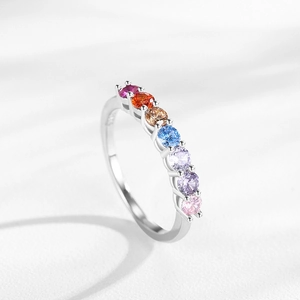 Exquisiter S925 Silberring mit einer Reihe lebhafter Regenbogen-Zirkonia Steine für Damen