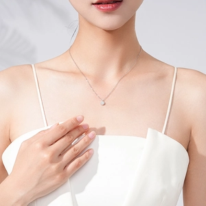 Collier élégant en argent sterling S925 avec pendentif rond en zircone cubique brillant