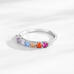 Eleganter S925 Sterling Silber Ring mit sieben bunten Regenbogen-Zirkonia in einer Reihe