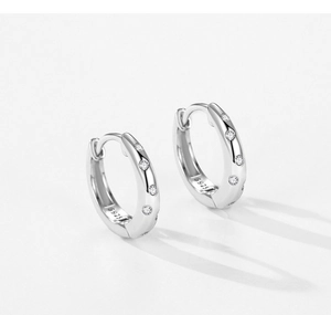 Dettaglio degli orecchini a cerchio in argento S925 con pavé di zirconi bianchi