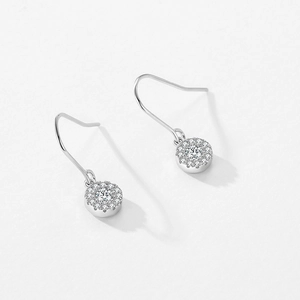 Boucles d'oreilles halo en argent 925 avec zircon rond central sur fond blanc épuré