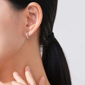 Boucles d'oreilles créoles S925 en argent avec cœurs sertis de zircons cubiques
