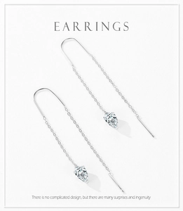 Détail macro de boucles d'oreilles traversantes en argent 925 avec zircons goutte