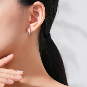 Élégantes créoles en argent S925 en forme de U avec zircone micro-pavée sur un modèle