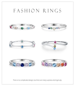 Macro-opname van S925 sterling zilveren ringen met gekleurde zirkoonstenen in diverse ontwerpen