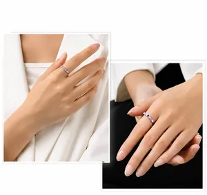 Detailweergave van S925 zilveren ring met blauwe en paarse zirkoonstenen op model