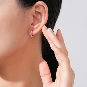Orecchini a cerchio in argento S925 con zirconi incastonati indossati da modella