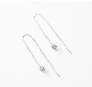 Détail de boucles d'oreilles longues en argent 925 avec zircon brillant de forme poire