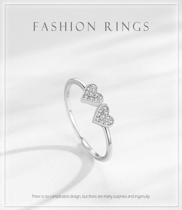Détail d'une bague en argent S925 avec double motif de cœur et zircons micro-sertis