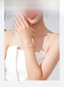 Dettaglio del bracciale in argento S925 con zircone rettangolare indossato da una modella