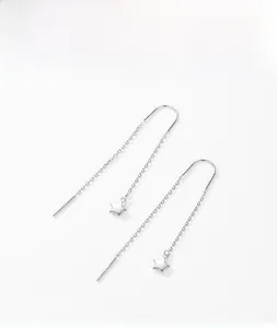 Dettaglio di orecchini a stella in argento 925 con lunghe catenine a nappa minimaliste