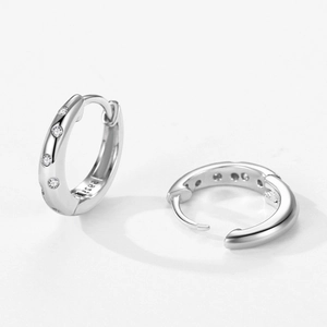 Orecchini a cerchio S925 in argento sterling con micropavé minimalista in zirconi