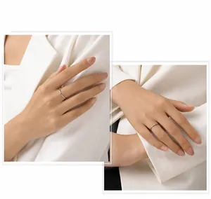 Minimalistische zilveren ring met regenboog zirkonia steentjes, ideaal voor het stapelen
