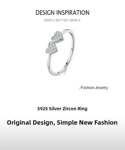 Détail de la bague en argent S925 avec double cœurs sertis de zircons cubiques