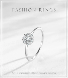 Vue détaillée de la bague fleur en argent S925 avec micro-incrustation de zircons
