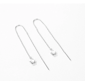 Dettaglio degli orecchini a stella in argento S925 con eleganti ganci a forma di U