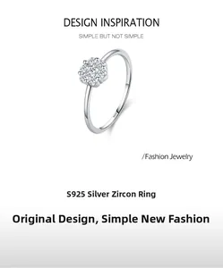 Détail macro d'une bague en argent sterling S925 avec sertissage de zircons en forme de fleur
