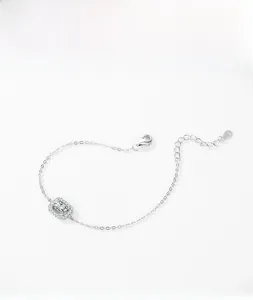 Dettaglio macro del bracciale in argento S925 con solitario taglio smeraldo e chiusura