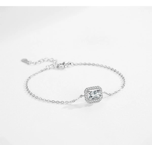 Dettaglio del bracciale in argento S925 con pendente rettangolare in zircone e catena O