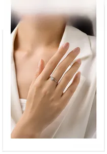 Gros plan d'une bague fleur en argent S925 avec micro-pavé de cristaux sur la main