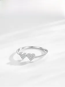 Détail de la bague double cœur en argent S925 sertie de zircons blancs étincelants